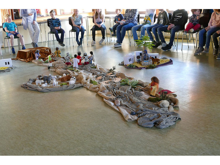 Kinderkarfreitagsliturgie im Gemeindezentrum (Foto: Karl-Franz Thiede)